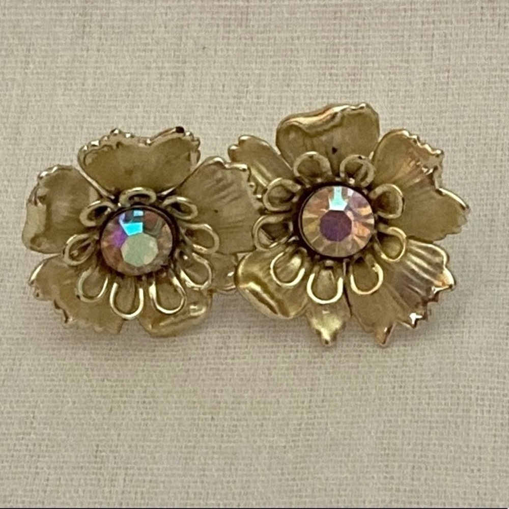 Vintage screw back Aurora Borealis earrings. Excellent condition. Flower shape